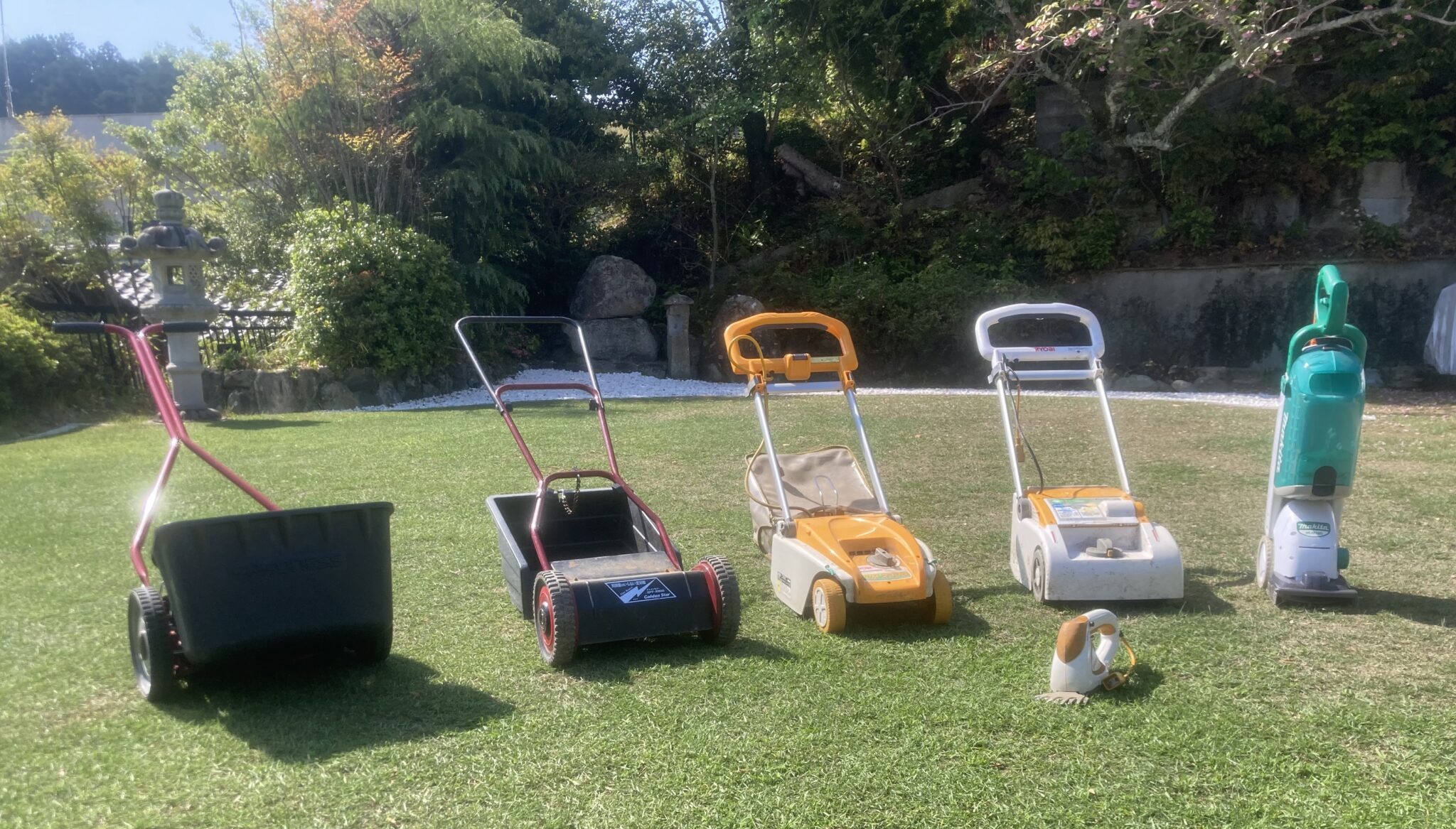 各種芝刈り機を並べて比較した画像