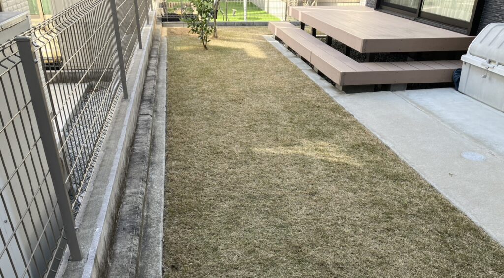 YUKI庭の芝生外周に設けた芝刈り機の車輪を乗せられるブロック