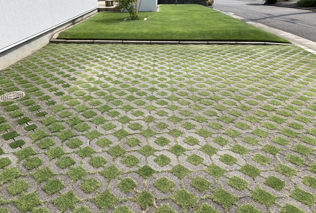 SHIBAMURA庭の緑化ブロックと芝生 芝生を張ったSHIBAMURA庭の緑化ブロック駐車場
