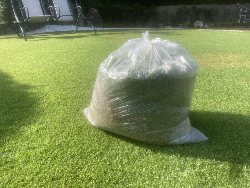 サッチと芝刈り後の芝で45Lごみ袋1杯分になった様子