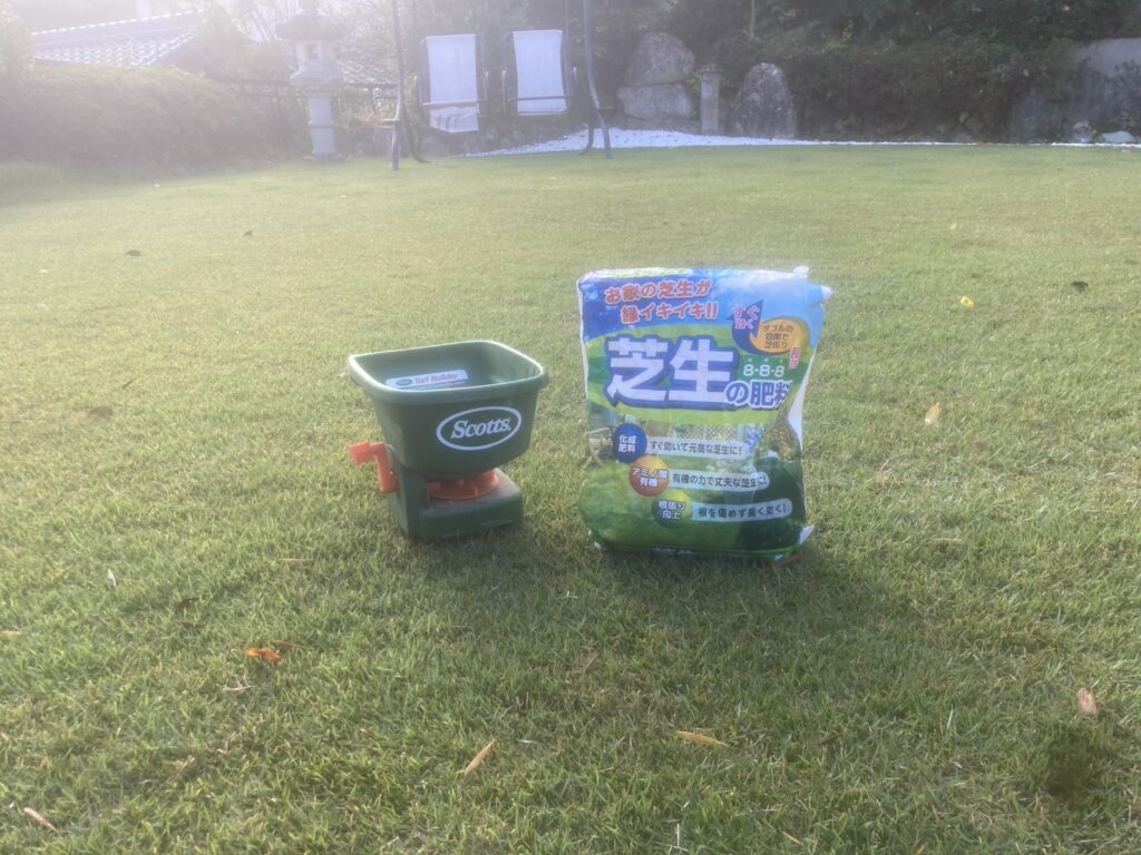 FIELDWOODS FW-OCF 芝生の肥料の袋写真。有機由来成分で冬前の芝をやさしく支える緩効性タイプ。