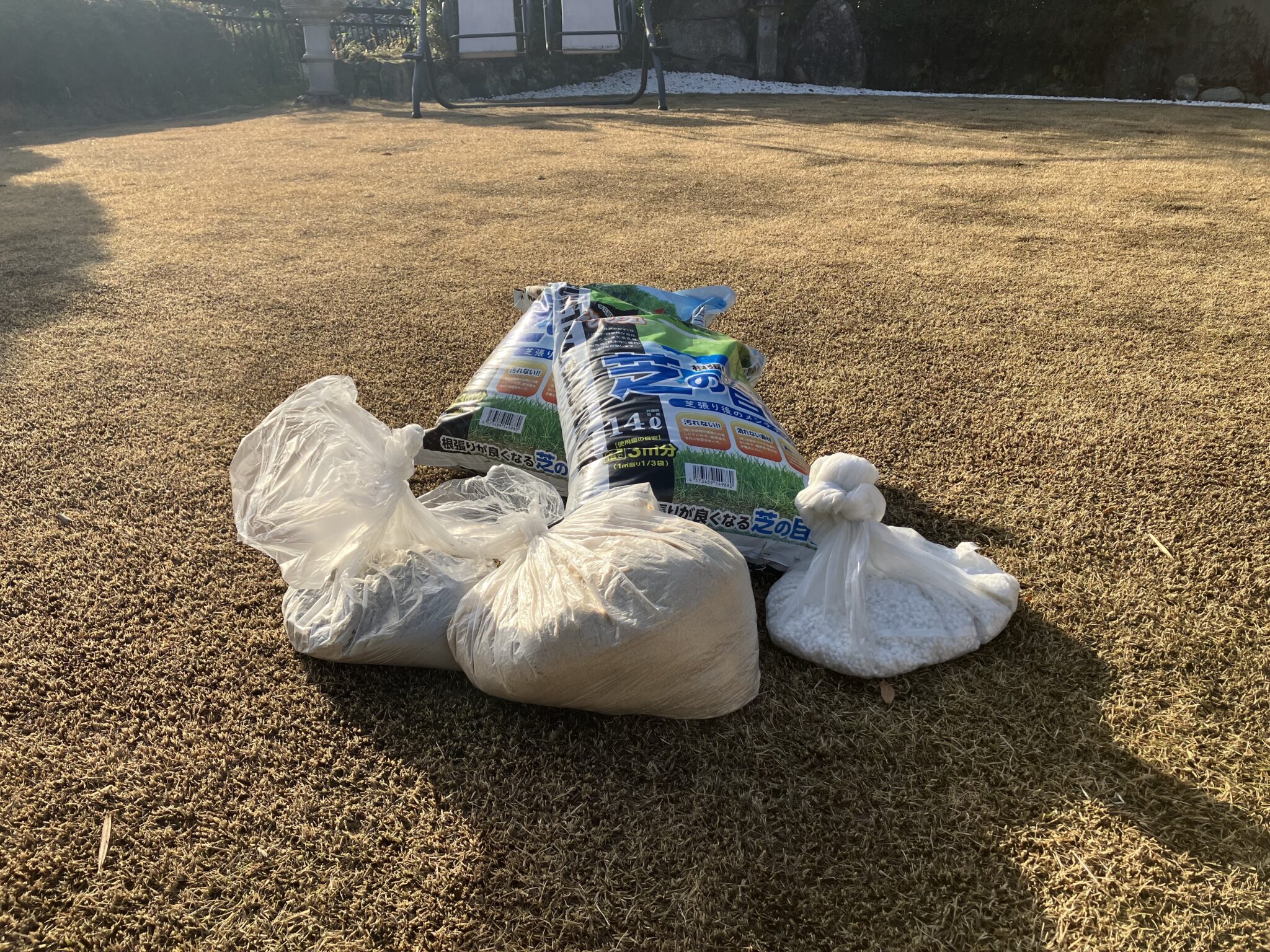 YASUYO庭でブレンドカルス散布に使用したカルスNCR・米ぬか・目土などの資材