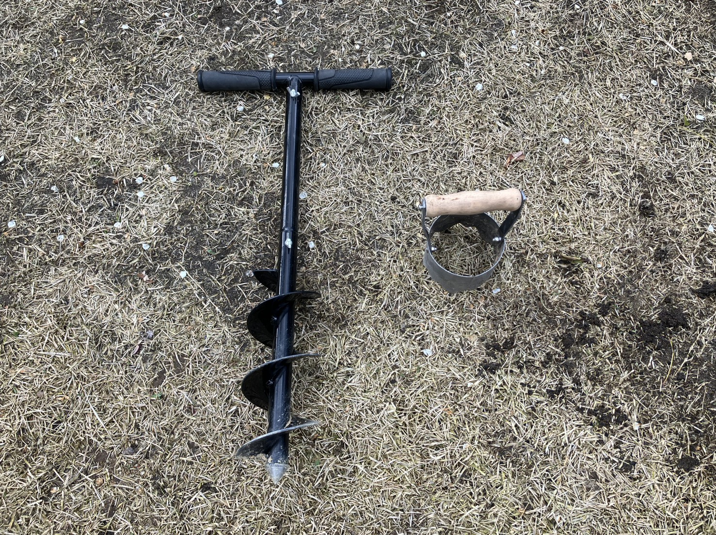 芝生の土壌改良で使用した穴掘りドリルとマルチ穴あけ器