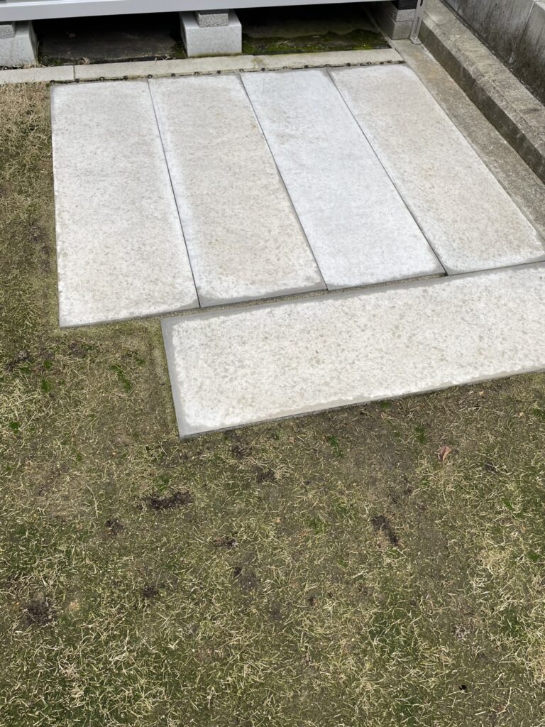 日当たりが悪く芝生が育たないためブロック施工されたYUKI庭の一角